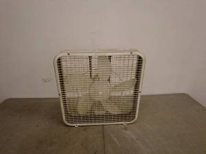 lot 211 image: White Box Fan