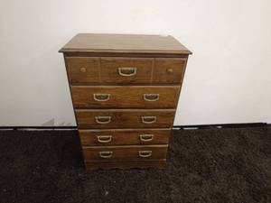 lot 254 image: Vintage Wooden 5-Drawer Dresser