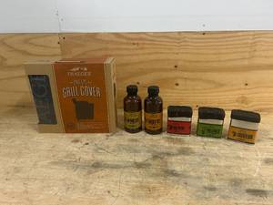 lot 182 image: TRAEGER PRO 575 Grill Cover with Sauce and Rub Kit
