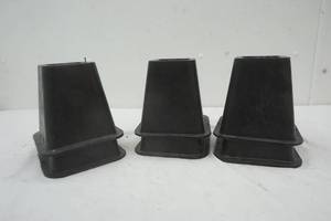 lot 32 image: Six Furniture Risers