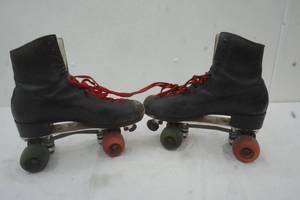 lot 72 image: Mens Size 12 Roller-skates