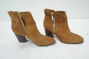 lot 77 image: Womens Size 9M Brown Suede Ankle Boots Brand is Nine West