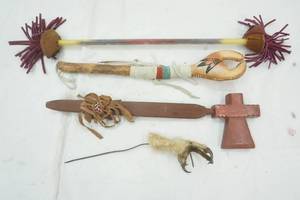 lot 91 image: Native American Decor