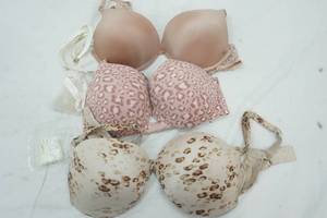 lot 102 image: VictoriaPink Bras