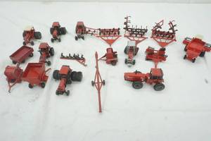 lot 174 image: Variety Kids Toy Tractors of Case ich Tractors & Equipment