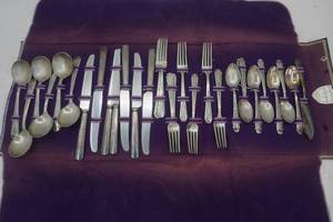lot 191 image: Vintage Monroe Silver & Silver Plated Silverware Set