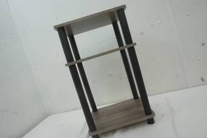 lot 225 image: Small layered table