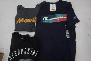 lot 251 image: Three large mens t shirts