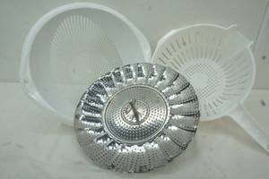 lot 274 image: Plastic and metal strainers