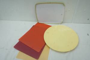 lot 276 image: Large plate decor and cutting mats