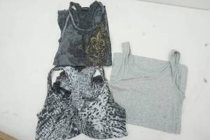 lot 289 image: Three medium womens t shirts