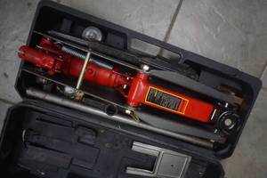 lot 299 image: Larin 2.5 Ton Floor Jack with case