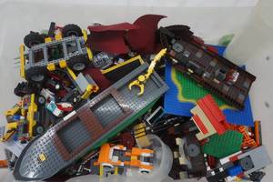 lot 302 image: Kid Toys Large Lot of Legos with Sterilite container with wheels