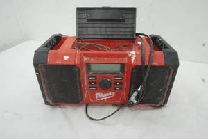 lot 332 image: Milwaukee Heavy Duty Radio