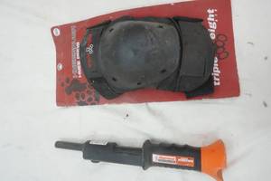 lot 340 image: Pair Knee Pad and a Ramset Hammer Shot