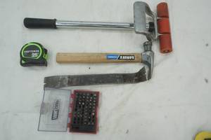 lot 370 image: Hand Tools Floor and Wall Roller, Hammer, tape measure, drill bits