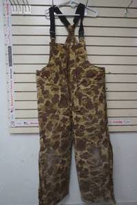 lot 409 image: Mens Hunting Cloths