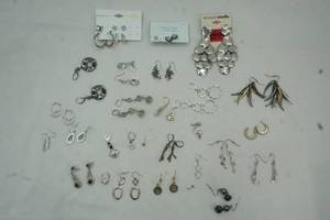 lot 442 image: pierced earrings