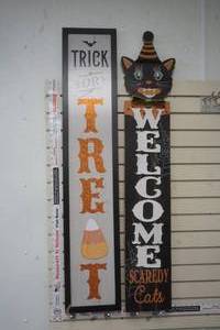 lot 481 image: Halloween decor