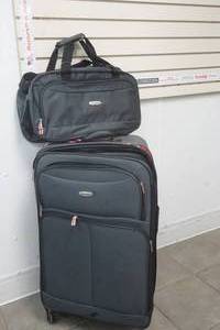 lot 498 image: luggage set