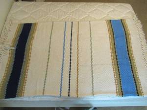 lot 21 image: Stunning Vintage (1970s)  hand knit wool wrap shawl (blue)