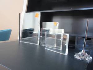 lot 28 image: Crate & Barrel  4 pc Heavy Acrylic Magnetic Picture Frames