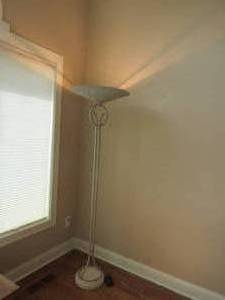 lot 32 image: Lamp Torchiere