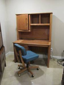 lot 43 image: Oak Office Desk & Chair l Professional home office furniture Credenza with hutch and professional office chair