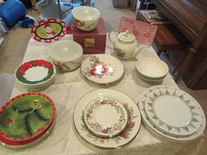 lot 145 image: Lenox Williamsburg boxwood and pine dansk Lenox Fitz & Floyd , Dept. 56  Theme Christmas Dishes in China keepers