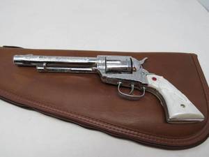 lot 65 image: Collectible 1950s toy gun  Stallion 45 with pouch and  smoke pellet bullets
