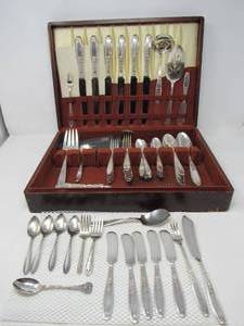 lot 68 image: Silver plated Flatware in silverbox including Sterling Handled Cake Rake