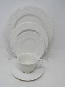 lot 165 image: Lenox Fine Casual China   American by Design