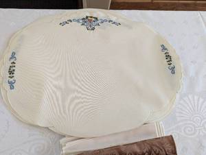lot 238 image: Vintage Linen and table clothes