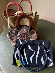 lot 210 image: 4 Womens bag assortment (leather, canvas, 2 woven)