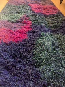 lot 250 image: Throw Rug Vivid colors, Long Loop, Contemporary