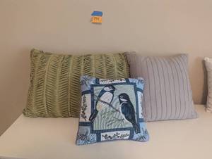 lot 234 image: 6 Upscale cushions