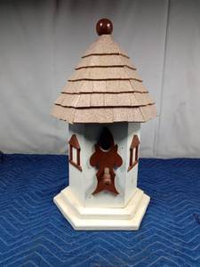 lot 12 image: Lg wood Bird House