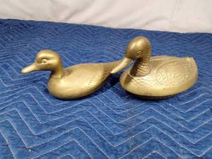 lot 14 image: 2 Brass ducks