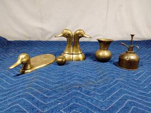 lot 15 image: 6 Pieces of brass items