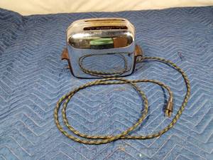 lot 22 image: Vintage toaster by Toastmaster Product Division, McGraw Electric Co., Elgin Illinois. No. A 2169518, Model 1B14