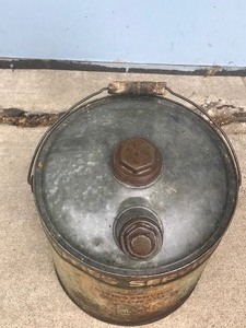 lot 210 image: Vintage Cities Service Motor Oil Metal Can