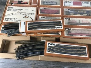 lot 222 image: Vintage HO Scale Tyco Train Set with Extra Bachmann HO & N Power Pack - 13 Pieces Total with Paperwork