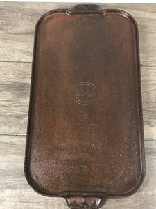 lot 251 image: Vintage Griswold Erie PA. No.8 Cast Iron Griddle 908 - U.S.A.