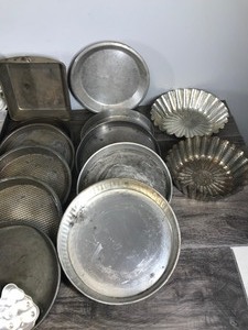 lot 262 image: Lot of Vintage Baking Pans and More