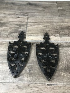 lot 296 image: Vintage Cast Iron Grain Belt Trivets