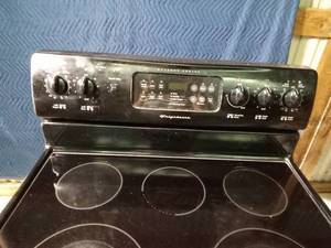 lot 8 image: Ceramic top electric stove