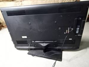 lot 6 image: 40 Sony TV