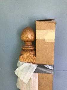 lot 322 image: 2 - Solid Oak Starting Newel Post Manufactured by Colonial Stair & Woodwork