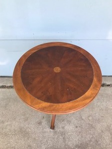 lot 324 image: Vintage Solid Wood Round Table