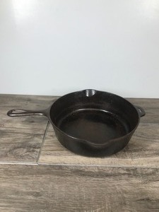 lot 353 image: Vintage Cast Iron Griswold Skillet